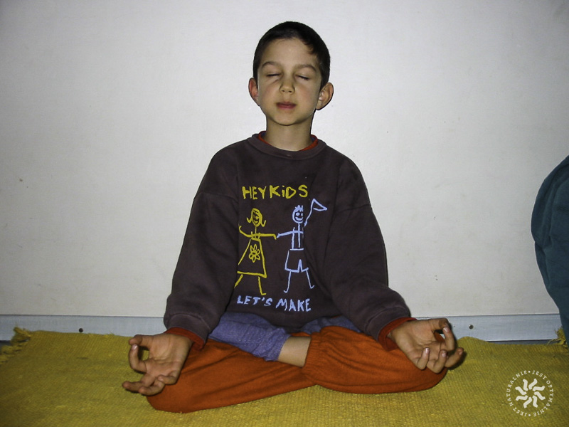 To nie nasza standardowa medytacja, Jaro ćwiczy asany z książki Iyengara, 2004.