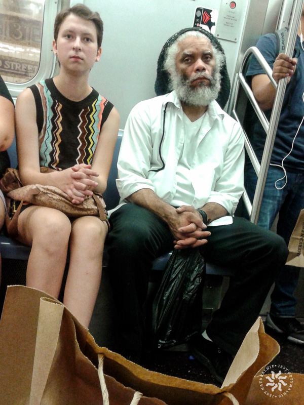 Dziewczyna androidka i zmęczony mężczyzna, Linia L, Brooklyn, NY, 2013