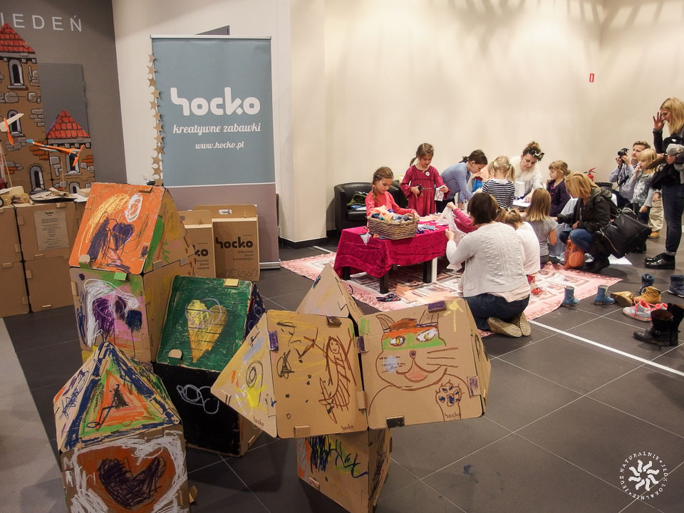 Kartonowe zabawki Hocko do własnoręcznego malowania i Misia Kitka w akcji.
