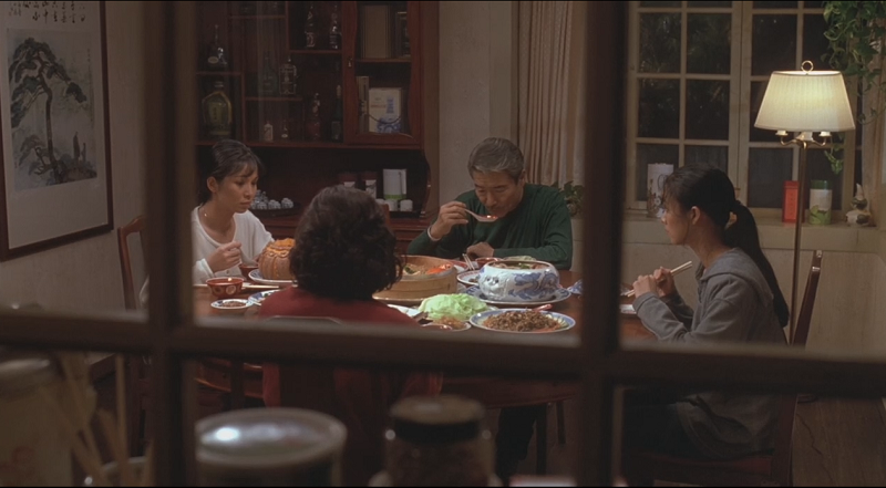 Kadr z doskonałego filmu Anga Lee 'Eat, Drink, Man, Woman" z 1994 roku, o relacjach w rodzinie wybitnego szefa kuchni, gdzie każdy żyje dla innych.