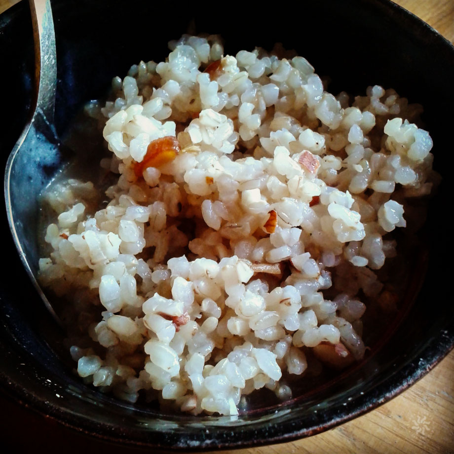 Ryż okrągły brązowy; jakaś słodka wersja śniadania z mlekiem sojowym i daktylami.